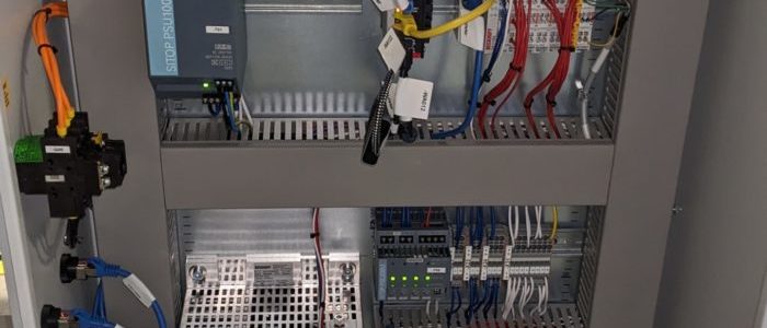 Innenleben eines Schaltschranks mit Stromverteilung, SPS und Antriebstechnik