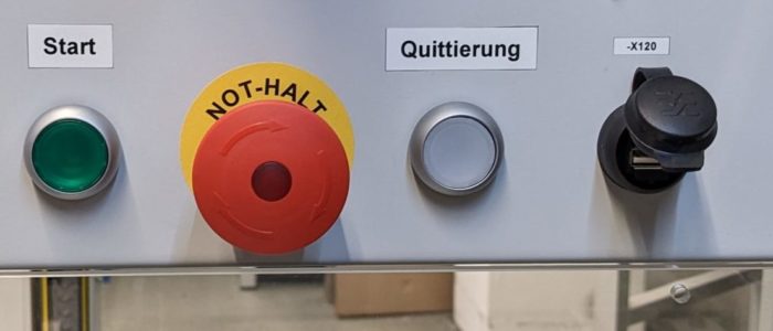 Bedienelemente für Start, Not-Halt und Quittierung